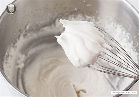 Ingredientes para preparar glasa real: azúcar glass, claras de huevo, limón.