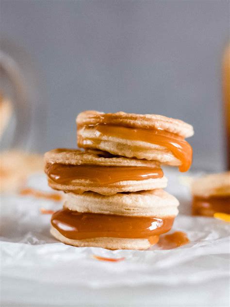 Alfajores de hojarasca ya armados y espolvoreados con azúcar flor