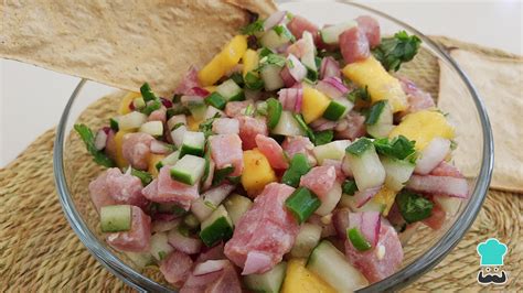 Plato de ceviche de atún fresco servido con camotes y guarnición tropical
