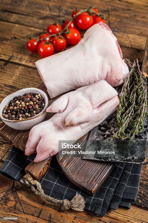 Primer plano de la pezuña de un cerdo ibérico, mostrando su finura y posible desgaste.