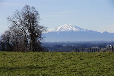 Foto de un paisaje de Nueva Braunau, Chile, con énfasis en la herencia alemana