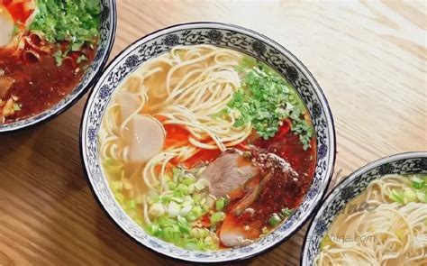 Cuenco de Lanzhou Lamian con fideos estirados a mano, ternera, cilantro y rábano.