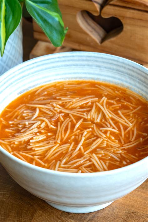 Cuenco de Luosifen, sopa de fideos de arroz con caracoles, tofu y chiles, destacando su peculiaridad.