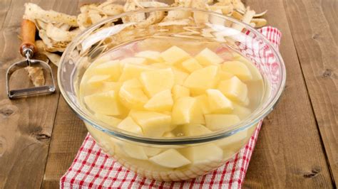 Esquema paso a paso sobre cómo sumergir patatas peladas en un recipiente con agua y un toque de ácido para su conservación en frío