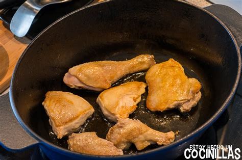 Esquema visual que muestra el orden: dorar pollo, sofrito de verduras y cocción del caldo.