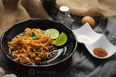 Pad Thai recién servido con guarniciones frescas