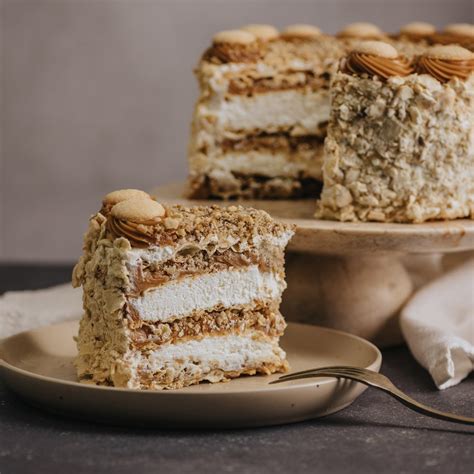 Torta de Hojarasca recién decorada con nueces