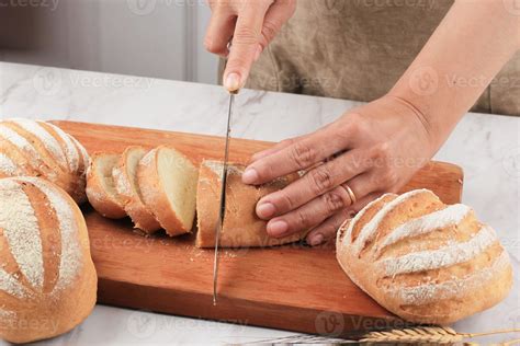 Manos cortando un trozo de bizcocho de maíz