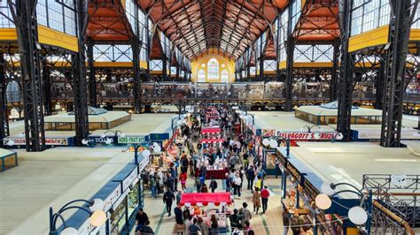 Vista panorámica del interior del Mercado Central, destacando la arquitectura histórica del lugar.