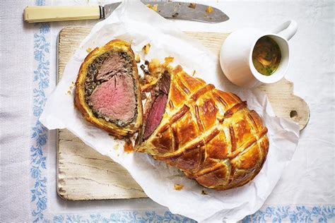 Filete Wellington recién horneado y cortado, mostrando el interior rosado de la carne y el hojaldre dorado