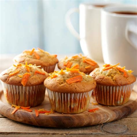 Muffins de zanahoria y manzana listos para el horno en un molde