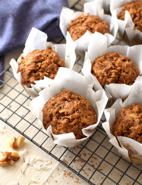 Muffins de zanahoria y manzana decorados con betún y nueces