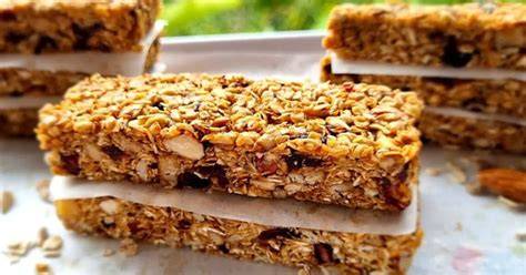 Ingredientes variados para barritas de avena y frambuesa: avena, frambuesas, almendras, miel