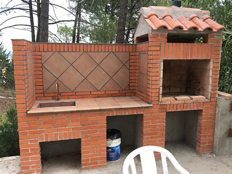 Asador tradicional español de ladrillo con carne asándose