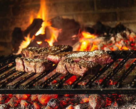 Carne asándose en una parrilla a la cruz al aire libre