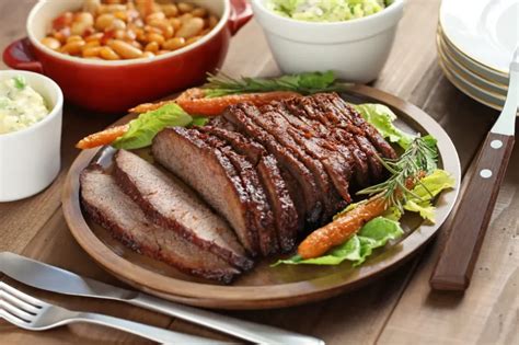 Plato de barbacoa de Texas con brisket y acompañamientos
