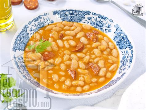 Plato de alubias blancas servido con guarnición de pan casero
