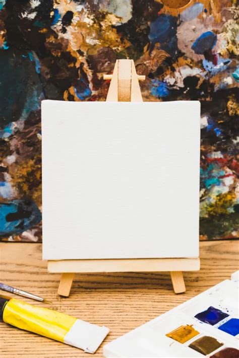Ejemplo de un lienzo con textura creada con pasta de modelar antes de pintar