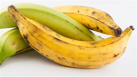 Plátanos maduros y otros ingredientes para la torta
