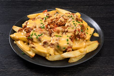 Cazuela de pavo gratinada con queso y papas fritas