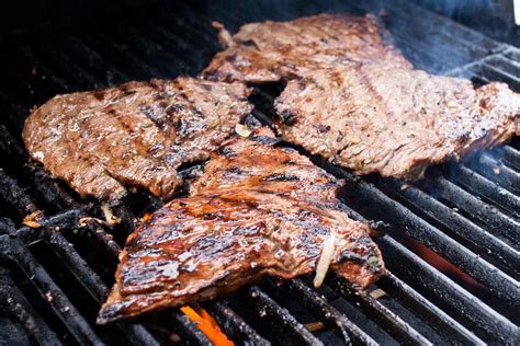 Carne asada cortada en finas rebanadas en la parrilla