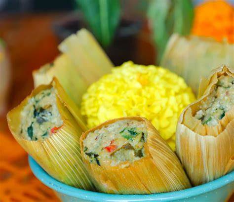 Tamales veganos recién hechos sobre hojas de maíz