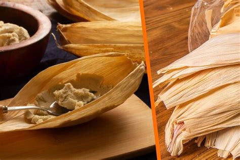 Persona envolviendo tamales en hojas de maíz