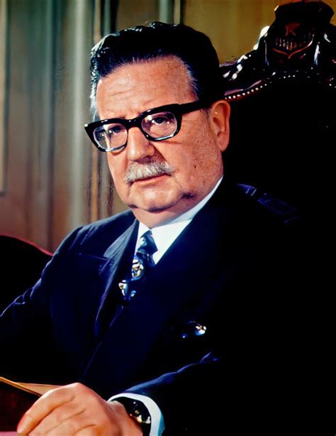 Fotografía histórica o recreación de Salvador Allende en un entorno de agencia de apuestas