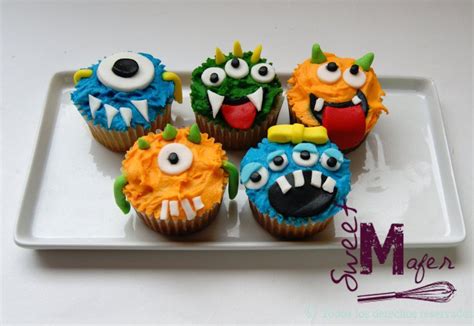 Cupcakes decorados como monstruos coloridos con ojos de azúcar