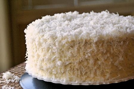 Torta de coco en capas decorada con coco rallado