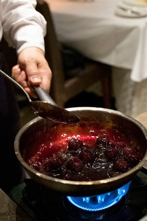 primer plano de una olla con fruta cociéndose para hacer mermelada