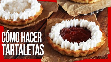 Esquema paso a paso de cómo hacer mini tartaletas de pan de molde en un molde de magdalenas