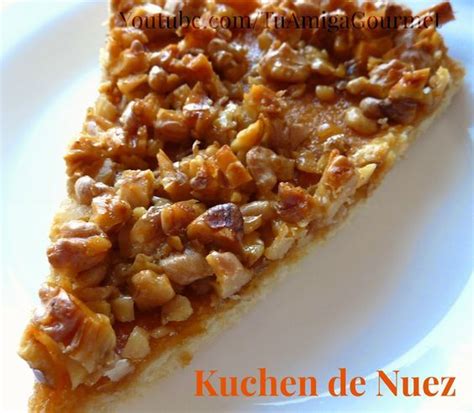 Imagen de un kuchen de nuez recién horneado con textura dorada y nueces visibles en la superficie