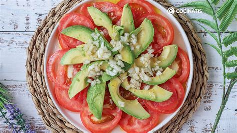 ensalada variada con palmitos, tomate, aguacate y pimentón