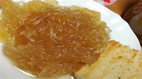Dulce de alcayota con vainilla en proceso de cocción