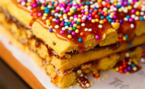 Foto de un Turrón de Doña Pepa con sus característicos colores y caramelos