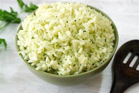 Plato de arroz con perejil y tocino, decorado con hojas de perejil fresco