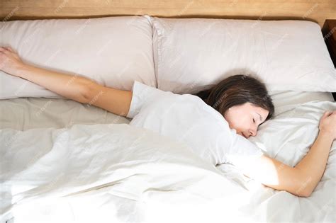 Ilustración que muestra a una persona durmiendo plácidamente en un entorno relajado
