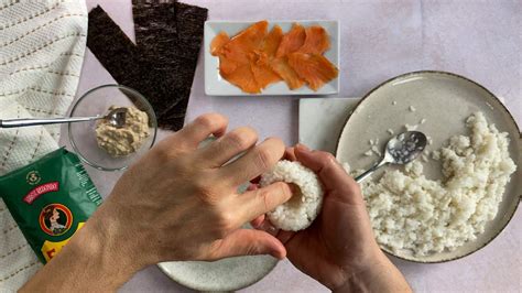 Secuencia de imágenes mostrando cómo dar forma a un onigiri a mano o con molde