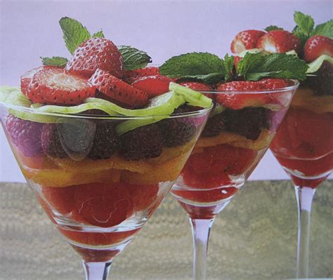 Mousse de frutas variadas en copas individuales