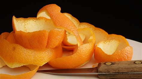 corte de naranjas y preparación de las cáscaras en bastones