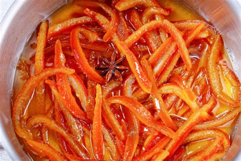 cáscaras de naranja hirviendo en almíbar con especias