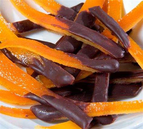 naranjas confitadas bañadas en chocolate sobre papel de horno