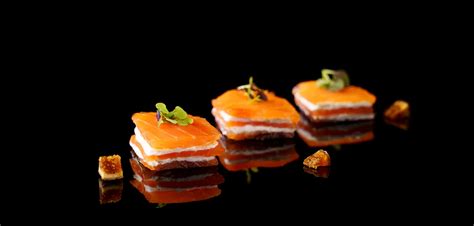 Fotografía de un milhojas de salmón ahumado elegantemente emplatado