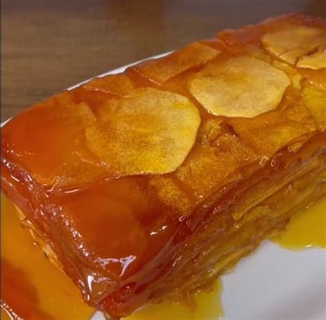 Ilustración de los ingredientes clave para el milhojas de salmón, manzana y foie