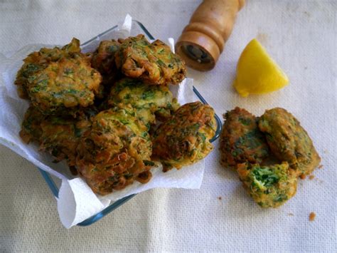 Plato de buñuelos o torrejas de espinaca sin harina, con ensalada y salsas