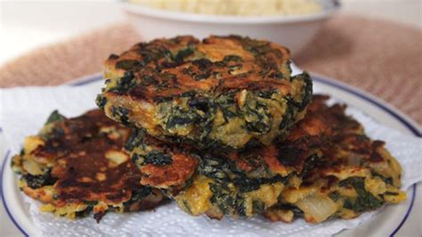 Esquema de ingredientes para torrejas de espinaca: papa y espinaca