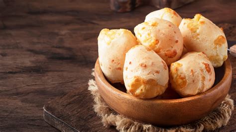 Mesa con chipas recién horneadas y una taza de mate cocido