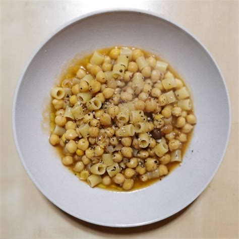 Pasta de lentejas y garbanzos en un tazón