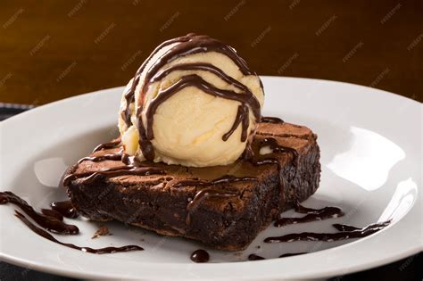 Plato con brownie caliente, helado de vainilla y sirope de chocolate